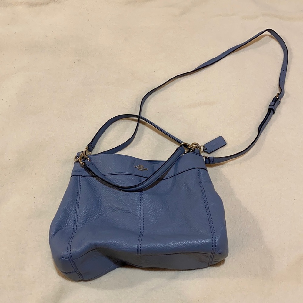 Coach purse, convertible cross-body strap, 2 inside pockets